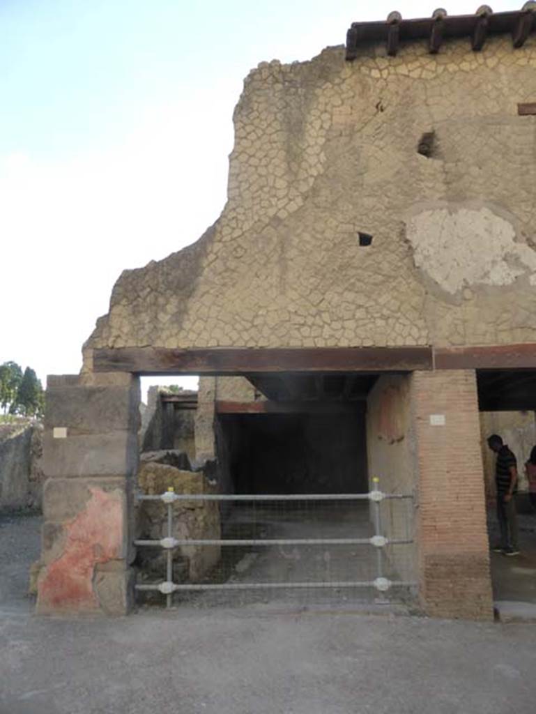 Ins. V 20, Herculaneum, September 2015. Entrance doorway.